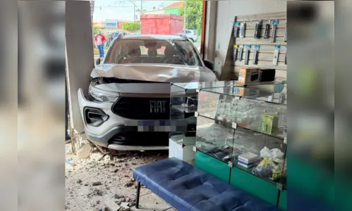 Carro invade loja no centro de São João do Ivaí