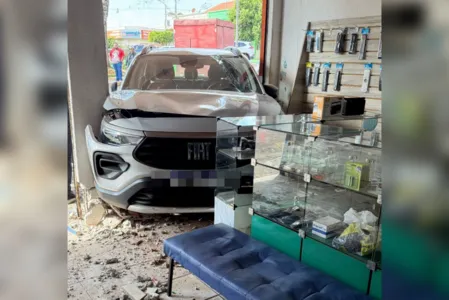 A fachada da loja foi bastante danificada