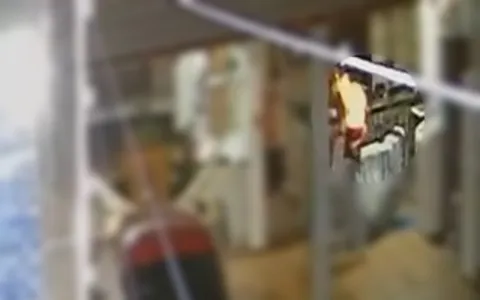 A gravação mostra a mulher em chamas na residência do casal