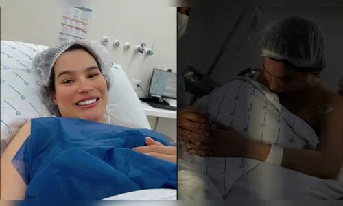 A imagem mostra os pés do recém-nascido sendo segurados por mãos com luvas