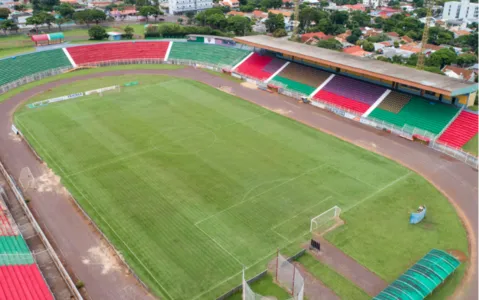 A jovem foi encontrada em estado de vulnerabilidade no banheiro masculino do Estádio Municipal 14 de Dezembro.