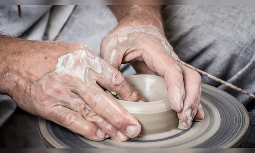 Arte em grupo ajuda a tratar ansiedade e depressão em idosos, diz estudo