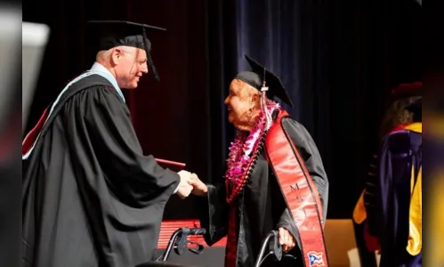 Aos 90 anos, idosa conquista seu 1º diploma de ensino superior