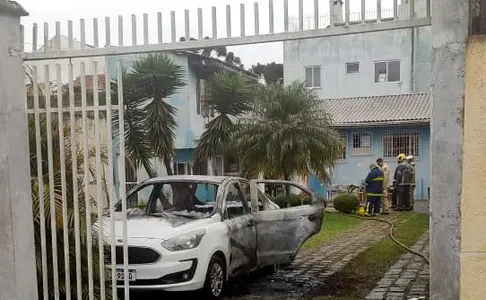 A situação começou após a jovem, supostamente sob o efeito de drogas, tentar tirar a própria vida