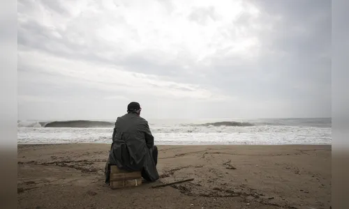 Solidão aumenta risco de morte em mulheres na meia-idade, aponta estudo