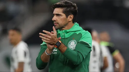 Abel Ferreira reafirma compromisso com o Palmeiras, recusando proposta do Al-Hilal.