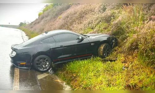 Motorista de Mustang perde controle e bate contra barranco na BR-376