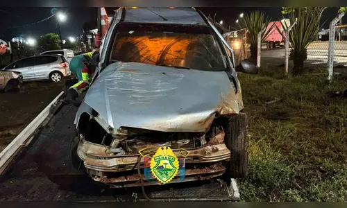 Jovem fica ferido após bater em barranco e capotar carro na PR-986