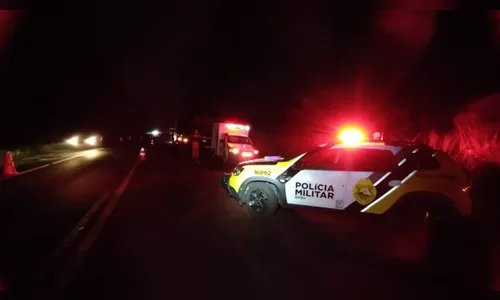 Motociclista bate moto em caminhão parado na rodovia e morre no Paraná