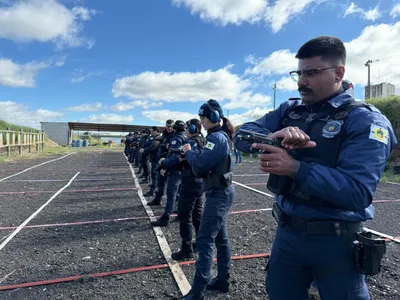 Agentes da GCM durante instrução de tiro