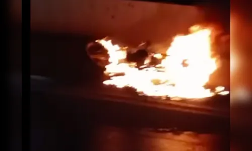Moto é destruída pelo fogo após incendiar na rodovia BR-376