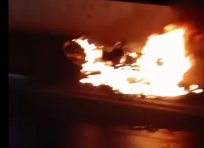 Ainda não há informações sobre o condutor ou o proprietário da moto, que não foi identificado no local.