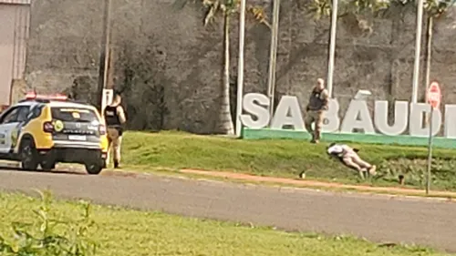 Ainda não há informações sobre os motivos que teriam levado o homem a se comportar desta maneira