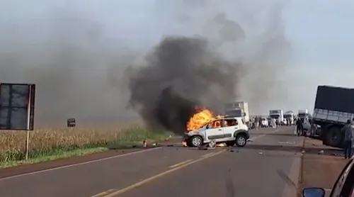 Além do veículo de passeio, uma carreta e um caminhão furgão se envolveram no impacto.
