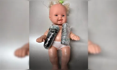 Bebê reborn traficante? Boneca cheia de drogas é pega pela polícia
