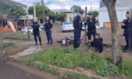 Jovem empina moto na frente da viatura, foge de abordagem e cai no PR