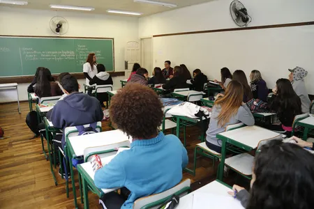 Ao todo, a rede estadual de ensino do Paraná tem 68 mil professores ativos e 40 mil inativos