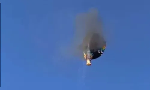 Sobrevivente de queda de balão se ajoelha e reza em frente a igreja