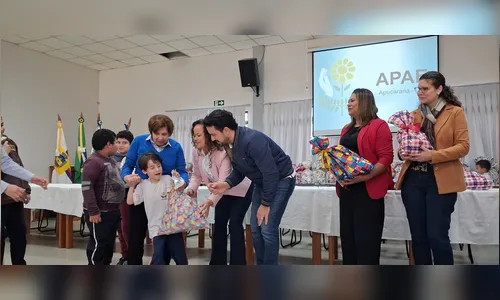 Apae de Apucarana recebe kits de uniforme escolar pela primeira vez