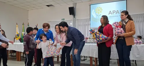 Apae de Apucarana recebe kits de uniforme escolar pela primeira vez
