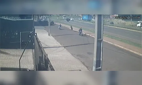 Pneu se solta de carreta e quase atinge dois motociclistas; veja vídeo