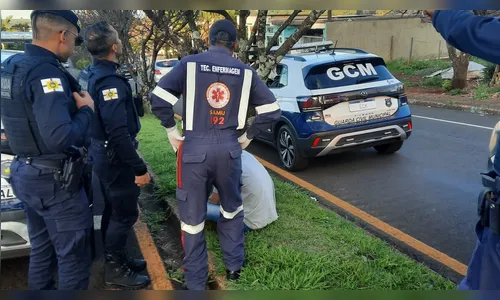 Homem em surto é contido pela GCM em avenida movimentada de Apucarana