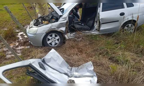 Corsa avança trevo e provoca acidente grave na PR-180