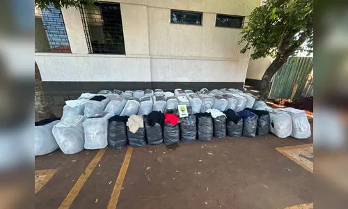 Polícia apreende mais de 9 mil peças de roupas falsificadas na PR-323