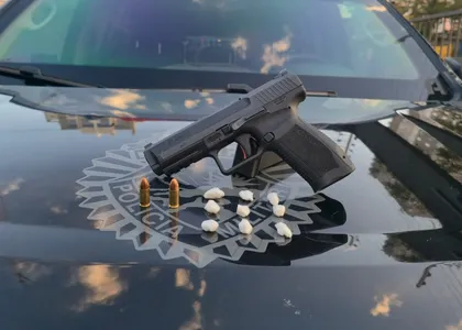 Arma e porções de cocaína foram apreendidas pela Rotam