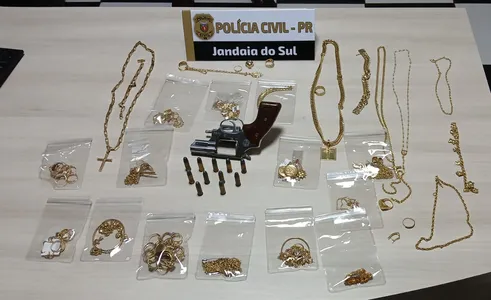 Arma, joias e carro foram apreendidos pelos policiais civis