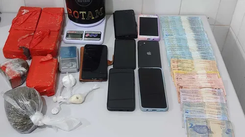 As drogas foram encontradas em três casas