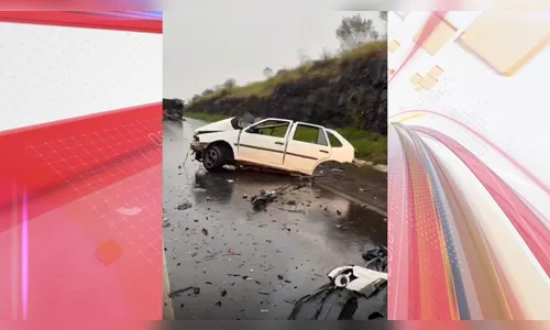 Acidente parte carro ao meio e deixa dois mortos no PR; vídeo