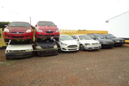 As sucatas são de veículos apreendidos na faixa de domínio de rodovias