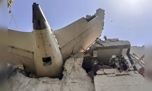 Avião com mais de 240 pessoas a bordo cai na Índia