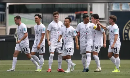 Jogadores do Auckland City dividem o campo com outros empregos