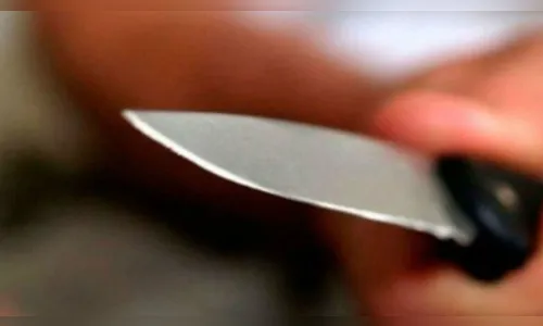 Mulher é acordada pela PM após esfaquear marido: 