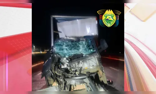 Colisão entre caminhões deixa ferido na PR-323, em Londrina