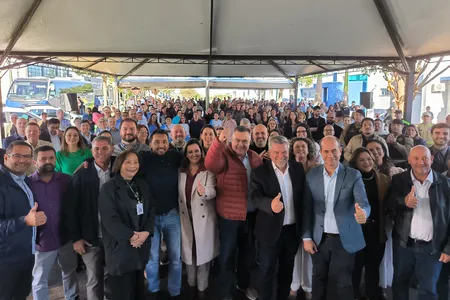 Beto Preto e demais autoridades durante assinatura de ordem de serviço