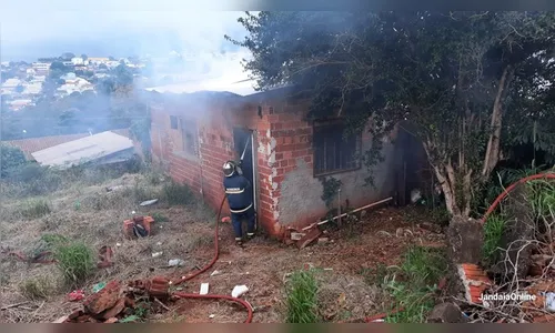 Jovem ateia fogo nos móveis da própria residência em Jandaia do Sul