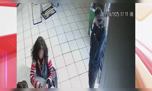 Câmera flagra mãe e filho furtando whisky de conveniência em Apucarana