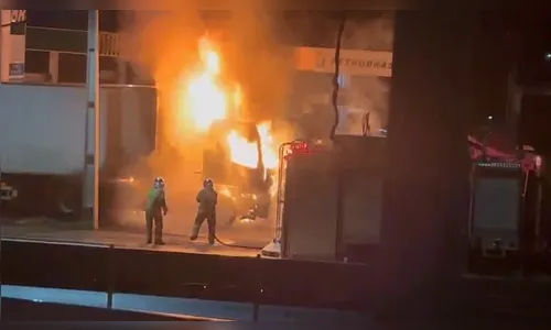 Caminhão pega fogo em posto de combustíveis em Mauá da Serra; vídeo