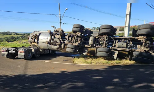 Caminhão tomba no Contorno Norte da PR-170 em Apucarana