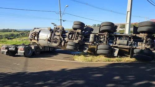 Caminhão tomba no Contorno Norte da PR-170 em Apucarana