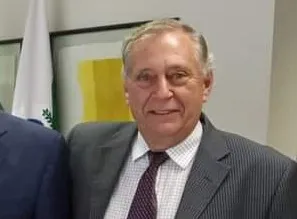 Carlos Scarpelini foi prefeito de Apucarana entre 1983 e 1989 e também entre 1996 a 2000. Também foi deputado federal de 1990 a 1994.