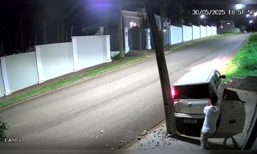Carro bate em poste em Apucarana e motorista foge; veja vídeo