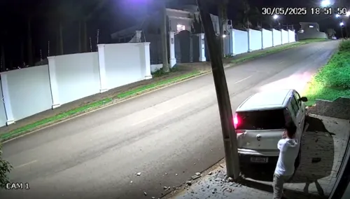 Carro bate em poste em Apucarana e motorista foge; veja vídeo