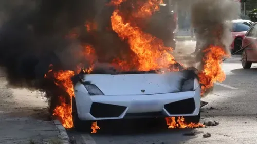 Carro de luxo ficou completamente destruído após incêndio