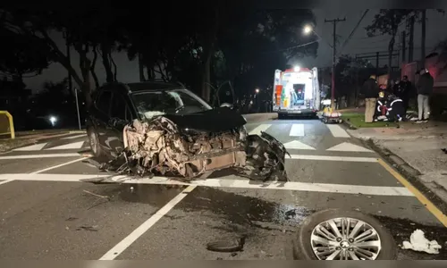Motorista perde controle da direção, atinge árvore e poste no Paraná