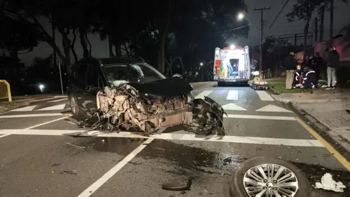Carro ficou destruído após bater contra árvore e poste
