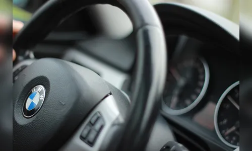 Dono de BMW aciona PM após carro ser atingido por pedras em Apucarana